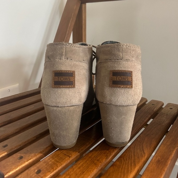 TOMS size 7.5 Desert Suede Leather Lace Up Wedge Heel Ankle Boot - Picture 3 of 7